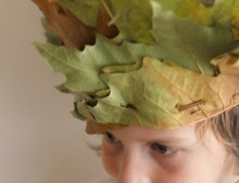 Manualidad con niños: corona de hojas